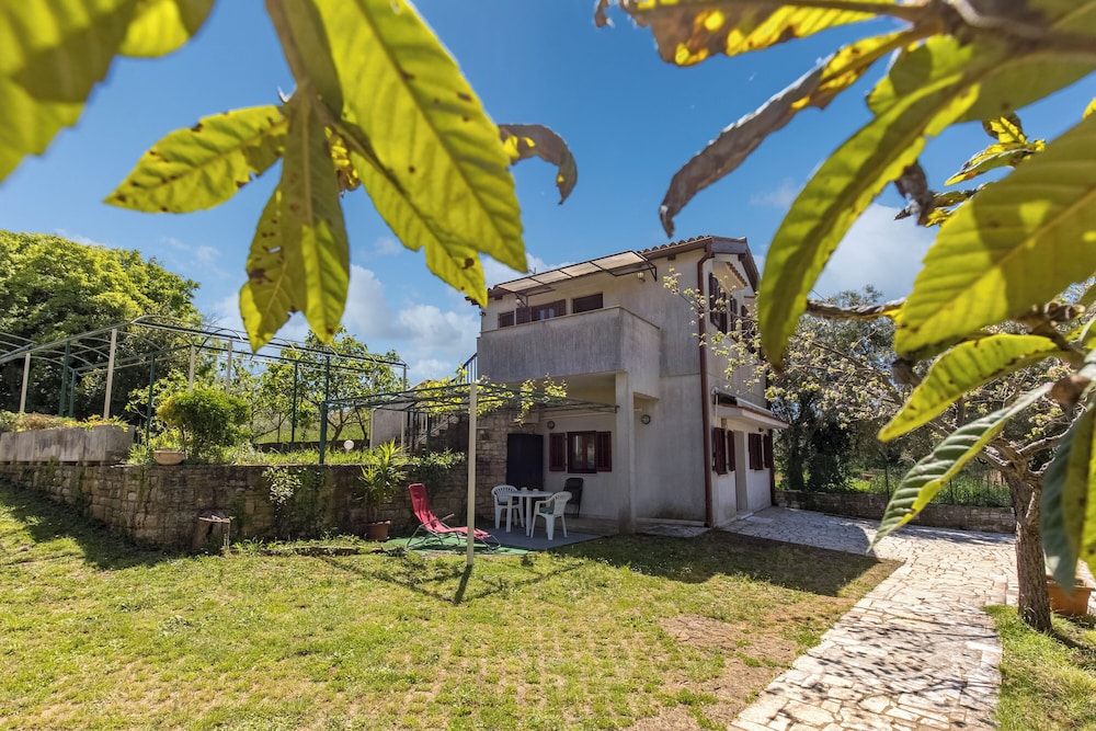 Holiday Home Sladonja Apartments — 4-Star Luxury Hotel in Liznjan, Croatia