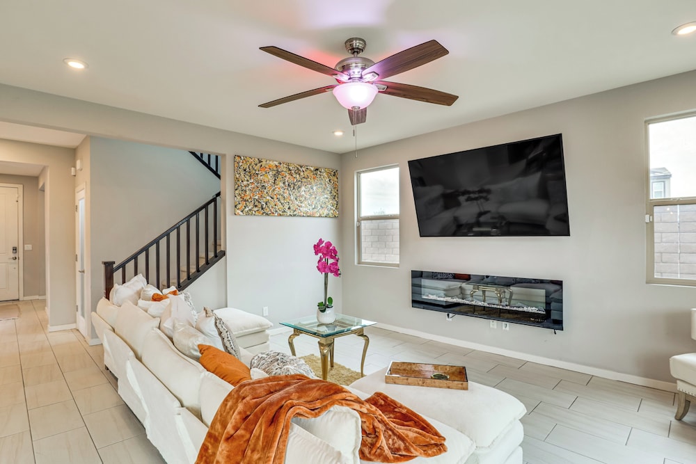 11 Mi To The Strip Quiet Home In North Las Vegas 22326059 — North Las Vegas