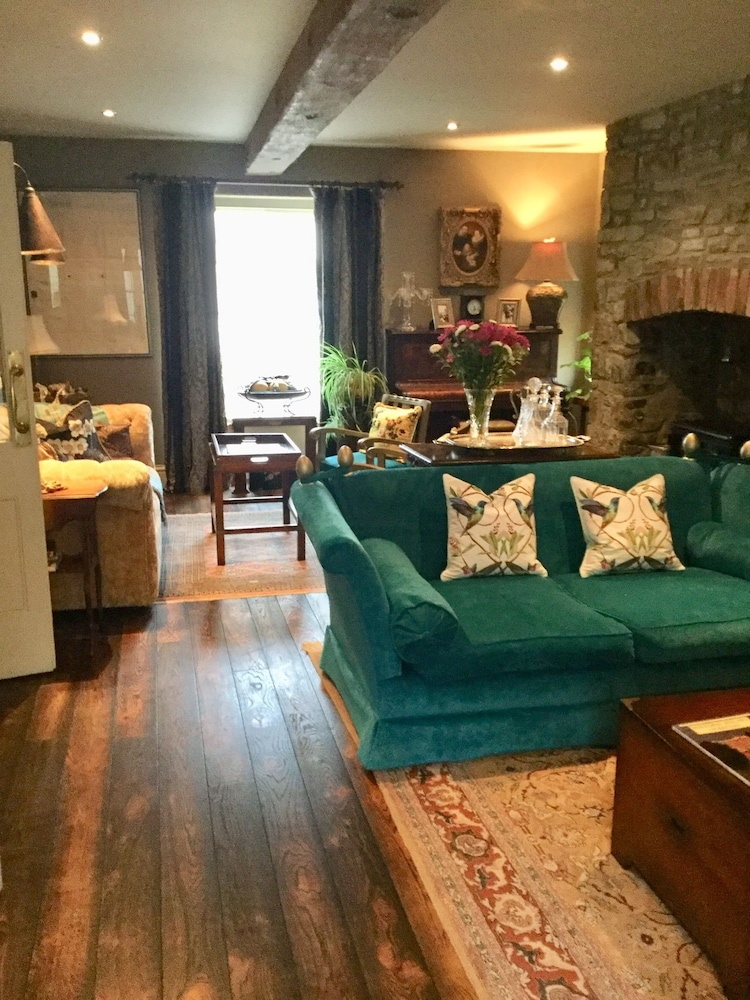 The New White Lion - carbon neutral hotel in Llandovery