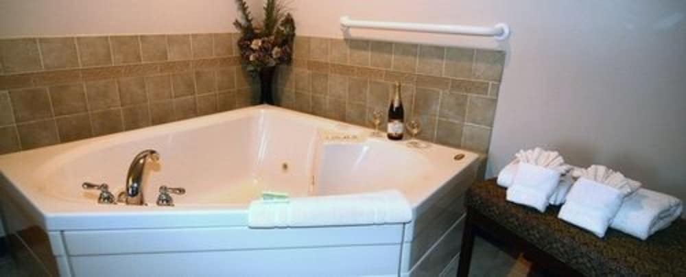 Hearthstone Inn & Suites - photo 14