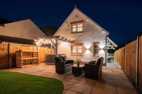 Pilgrim Cottage — 4-Star Luxury Hotel in Tarvin, United Kingdom