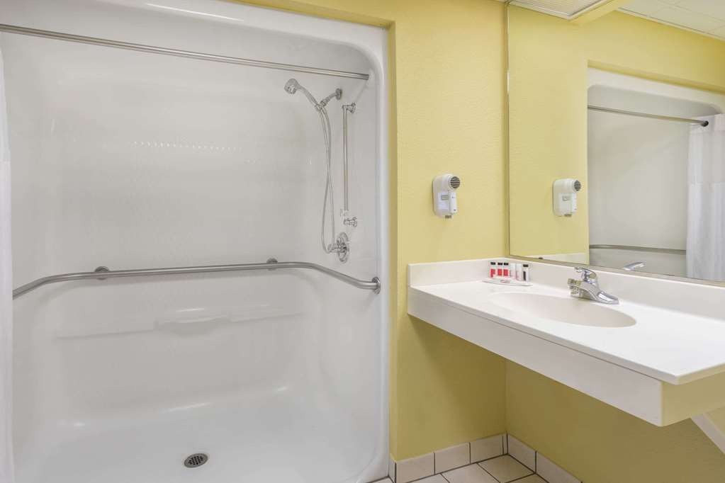 Baymont by Wyndham Fayetteville - photo 9
