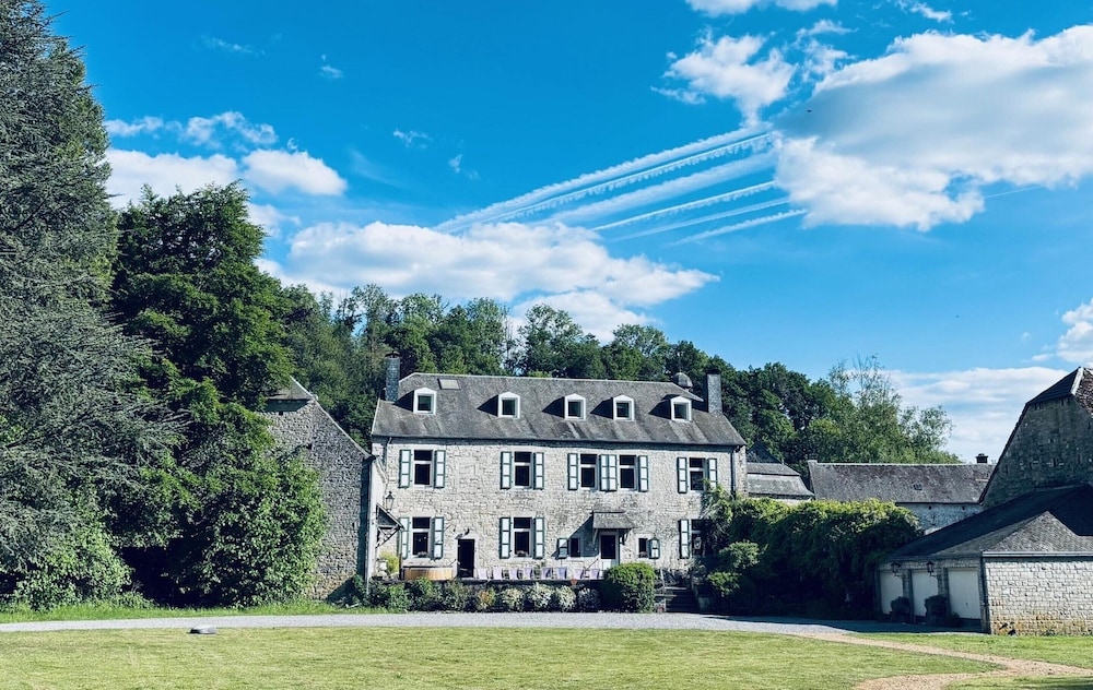 Castle in Ferrières with Pond Garden — 4-Star Luxury Hotel in Ferrieres, Belgium