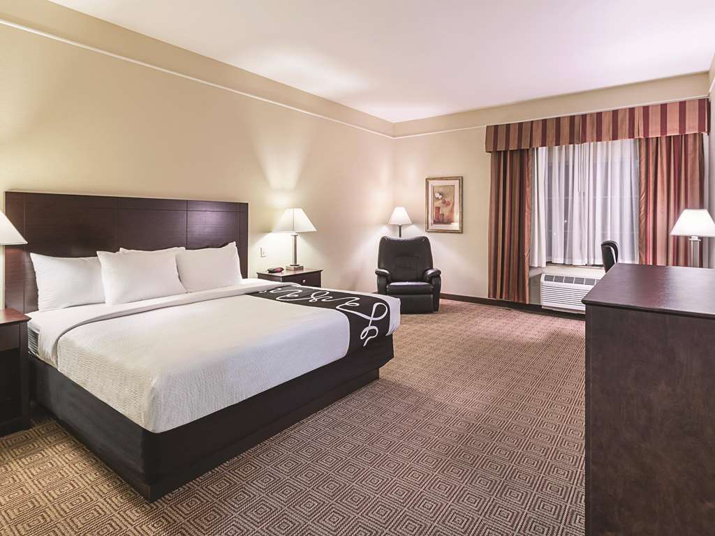 La Quinta Inn & Suites by Wyndham Waxahachie - photo 12