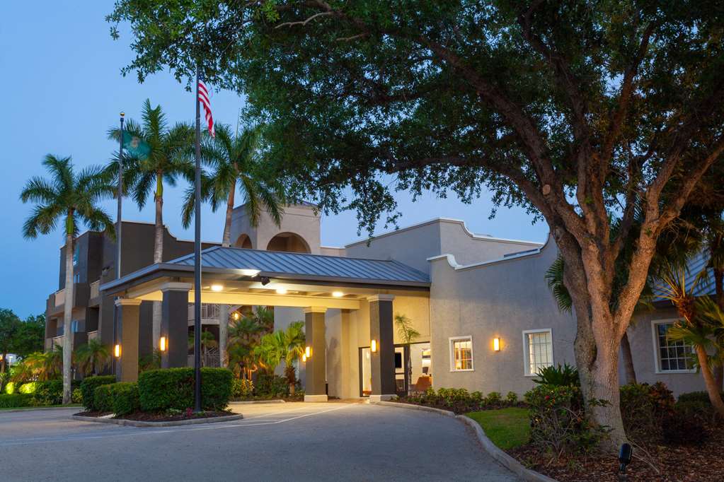 La Quinta Inn & Suites by Wyndham Ft. Myers Sanibel Gateway - photo 2