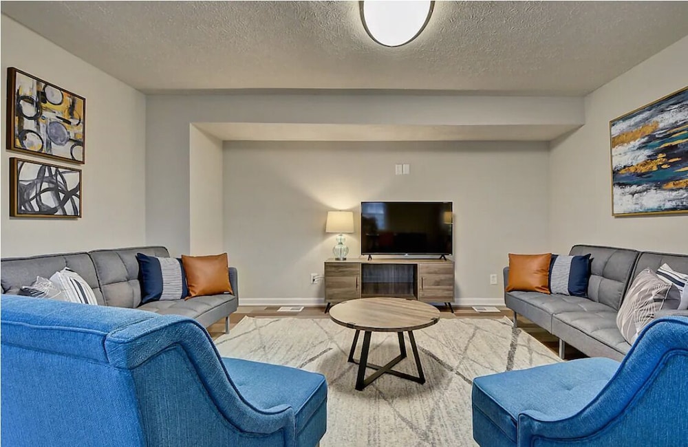 Spacious 6BR 3BA House w Parking Sleeps 20 — 4-Star Luxury Hotel in Indianapolis, United States
