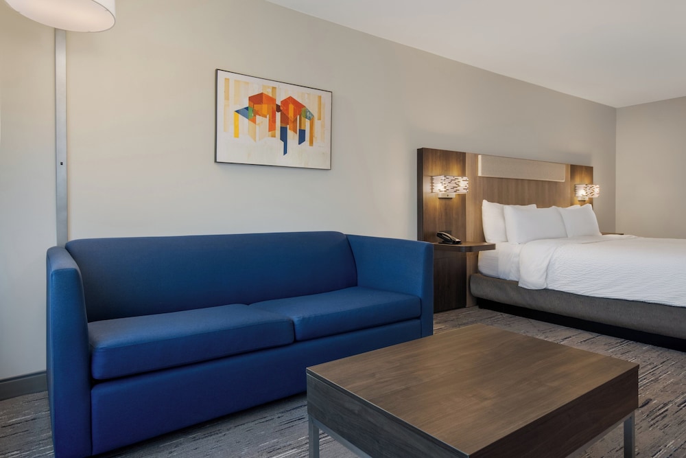 Holiday Inn Express & Suites Muskegon Grand Haven an IHG Hotel - photo 10