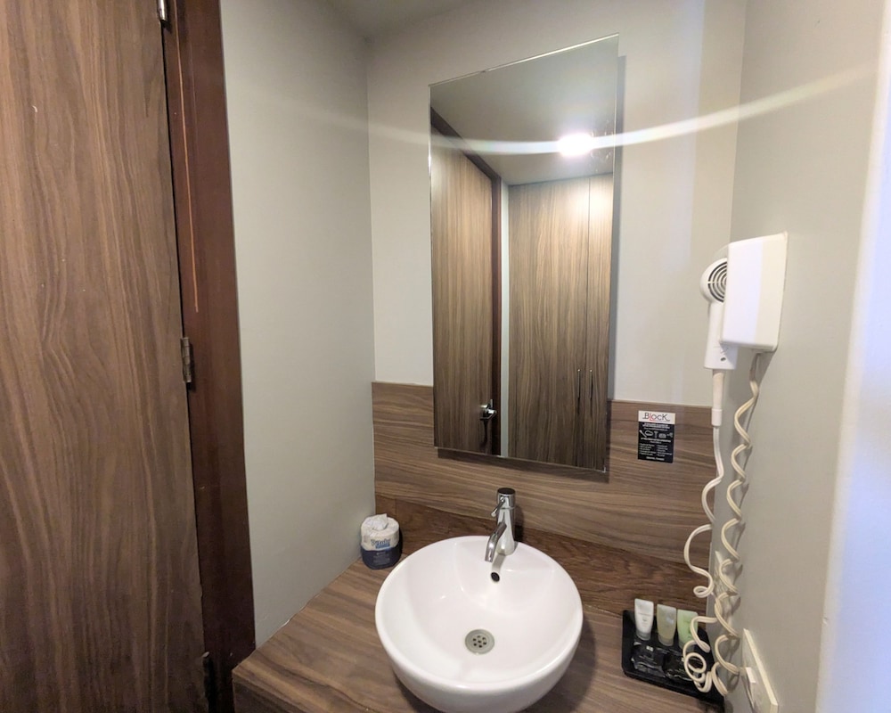 Hotel Block Suites