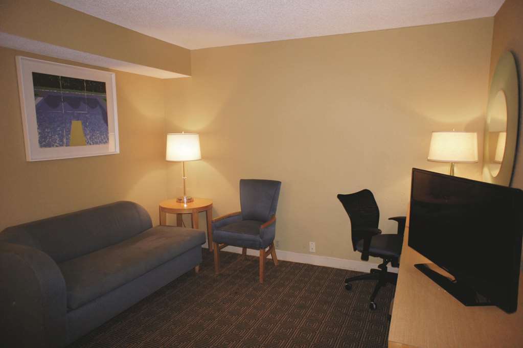 La Quinta Inn & Suites by Wyndham Sarasota Downtown - photo 24