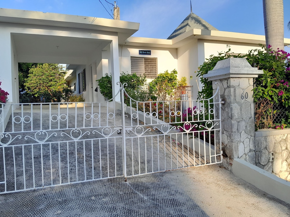 Villa Chinnor — 4-Star Luxury Hotel in Montego Bay, Jamaica