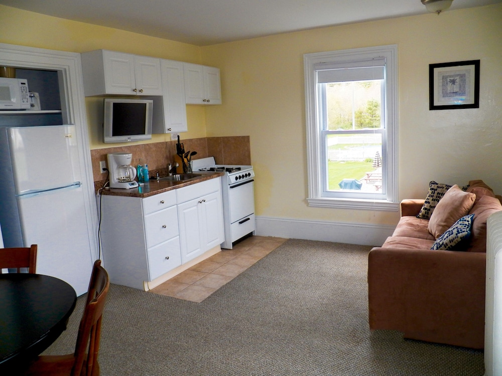 Coast Village Inn & Cottages - photo 22