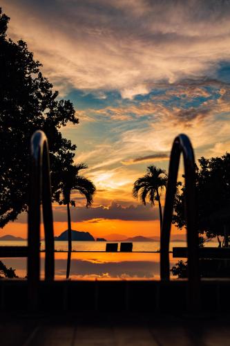 Yao Yai Beach Resort — 4-Star Luxury Hotel in Phuket, Thailand