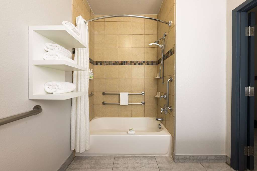 La Quinta Inn & Suites by Wyndham Ft. Worth Forest Hill TX - photo 8