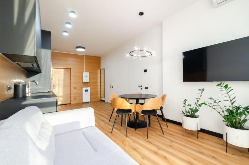 ВВВ 5 103 Yaroslaviv Grad Bulvarno Kudriavska 17b Kyiv centre Golden Gate metro nearby stunning city view 15 kW backup power Petrovdom Apartment — 4-Star Luxury Hotel in Kyiv, Ukraine