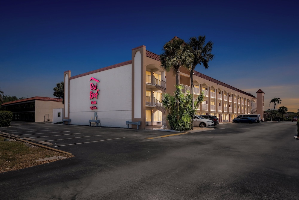 Red Roof Inn PLUS & Suites Naples Downtown 5th Ave S - photo 51