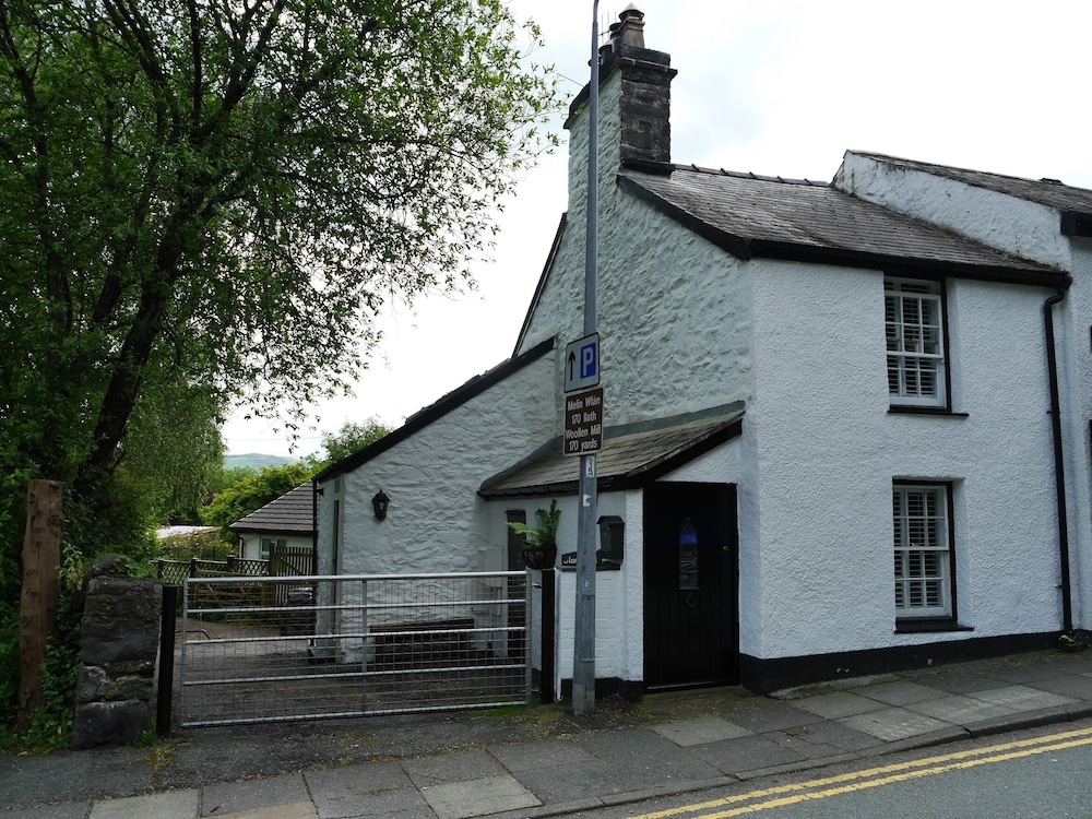 Glan Y Ddol - carbon neutral hotel in Unknown City