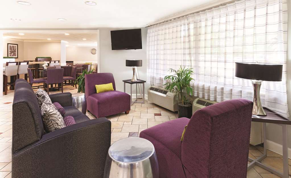 La Quinta Inn & Suites by Wyndham Miami Airport East - photo 11