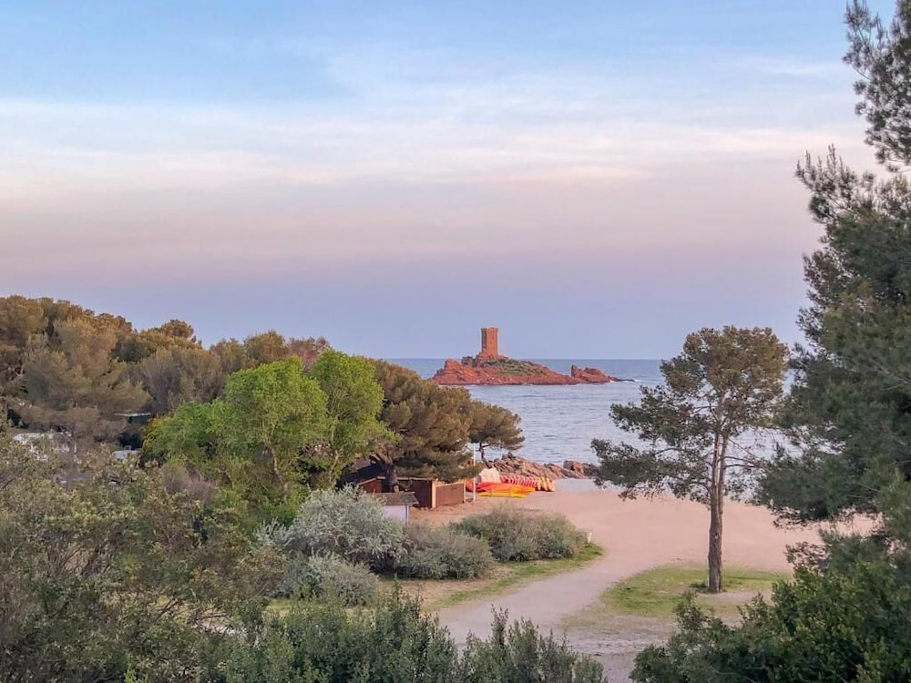 Le Semaphore - carbon neutral hotel in Saint-Raphael