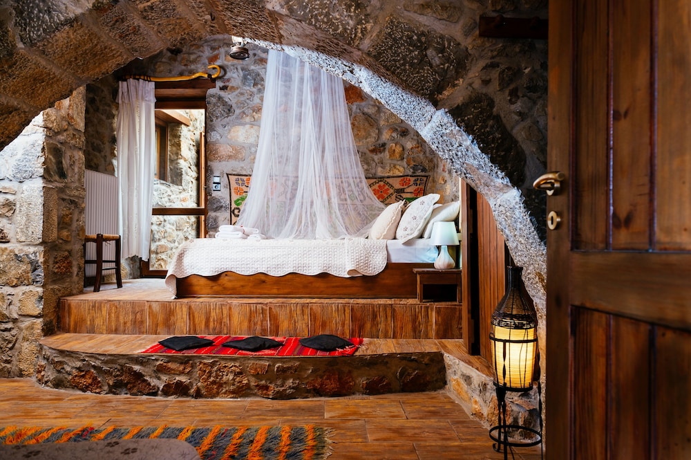 Vasilikata — 4-Star Luxury Hotel in Ayios Konstandinos, Greece