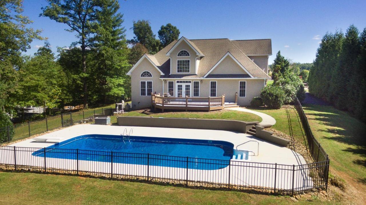 Luxurious House with Pool Near Asheville by Mighty Tree Properties — 5-Star Luxury Hotel in Leicester, United States