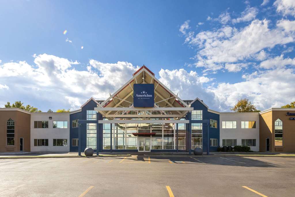 Howard Johnson by Wyndham Omaha - photo 5