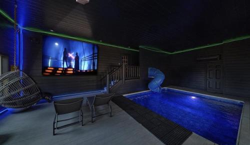 Star a Lago 11 Bedroom Smoky Mountain Cabin with Pool Hot Tubs Theater and Game Room — 4-Star Luxury Hotel in Sevierville, United States