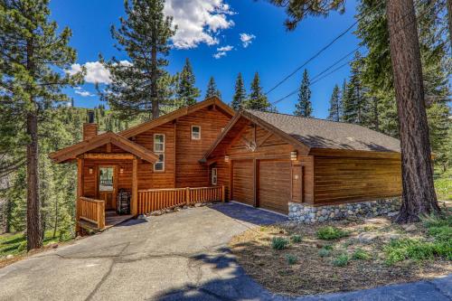Horizon at Tahoe Donner w Private Hot Tub and Mountain Views in Truckee, United States
