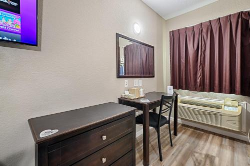 Hotel Dilley Grand - photo 24