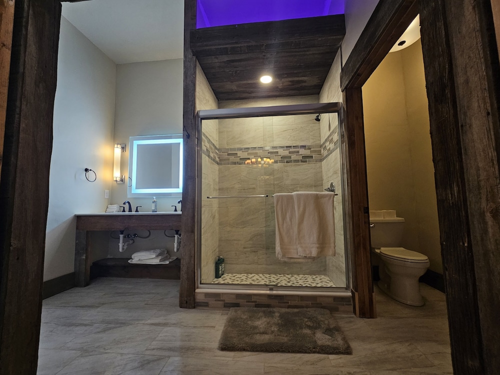 Eaglescape Suites and Event Center - photo 26