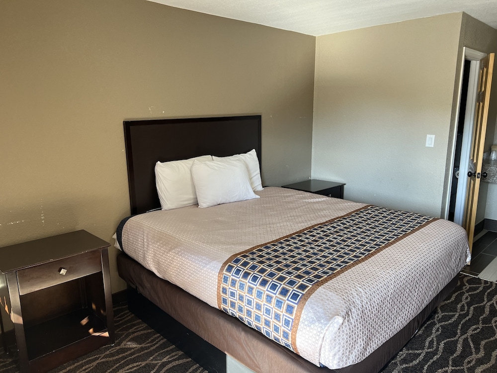 Westbridge Inn & Suites - photo 11