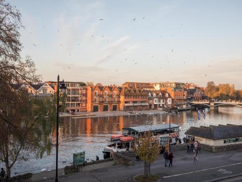 Radiant Penthouse on the Banks of the Thames Pass the Keys — 4-Star Luxury Hotel in Windsor, United Kingdom