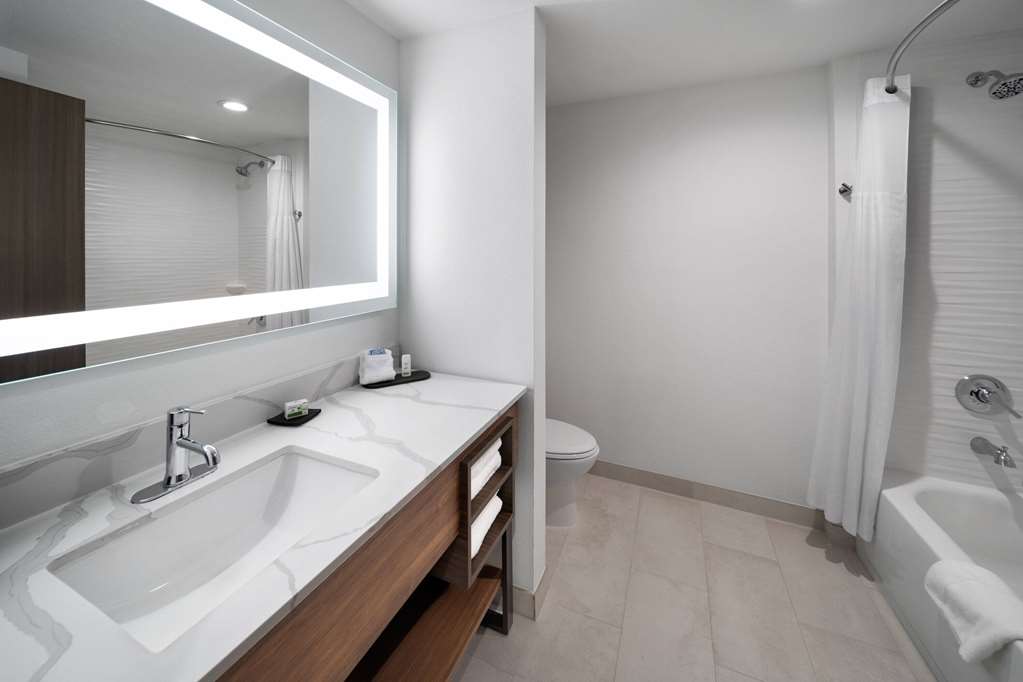 La Quinta Inn & Suites by Wyndham San Antonio at the RIM - photo 26