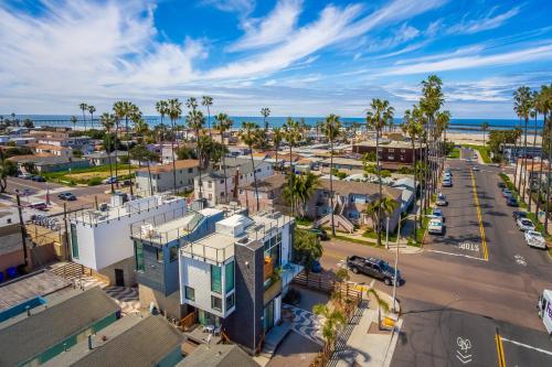Modern Beach Home Steps To The Sand — 4-Star Luxury Hotel in San Diego, United States