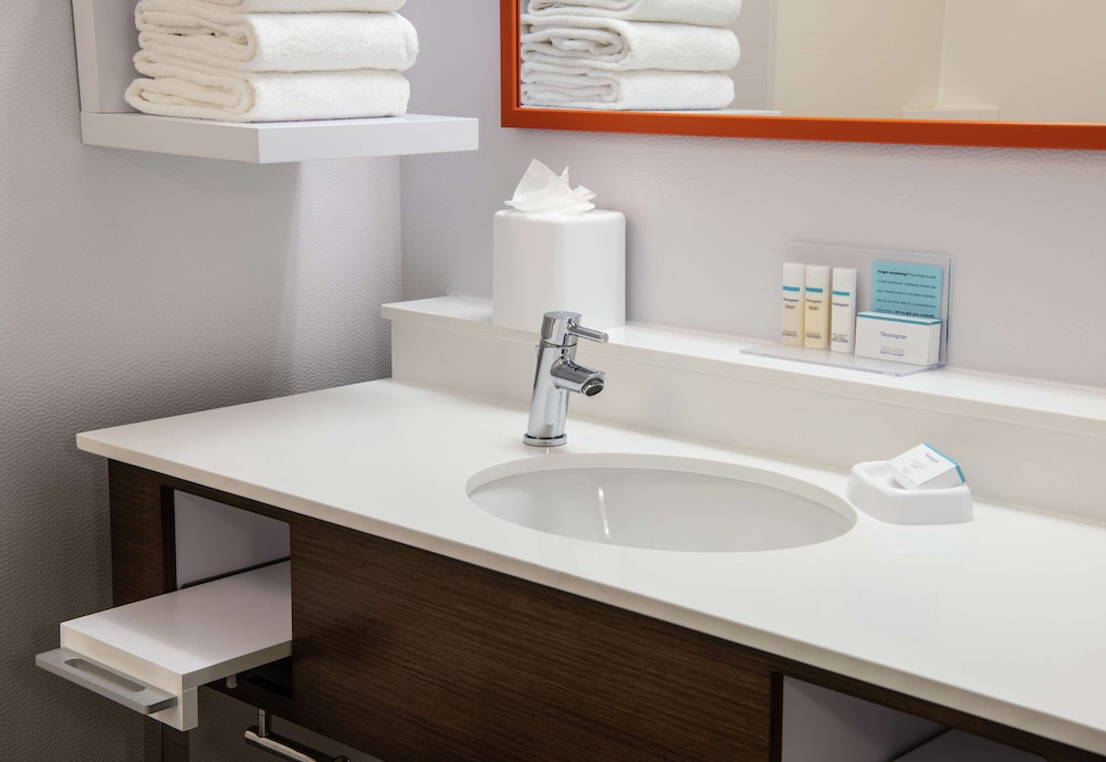 Hampton Inn Erie South - photo 27