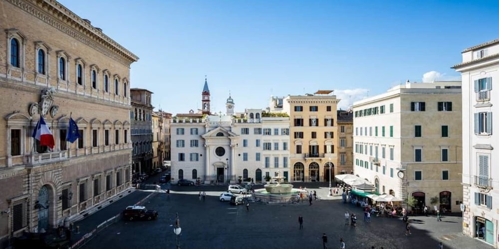 Piazza Farnese 2 bdr esclusive view — 4-Star Luxury Hotel in Rome, Italy