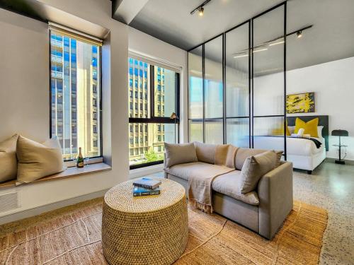 Sunny 3rd Floor spacious Fast wifi pool