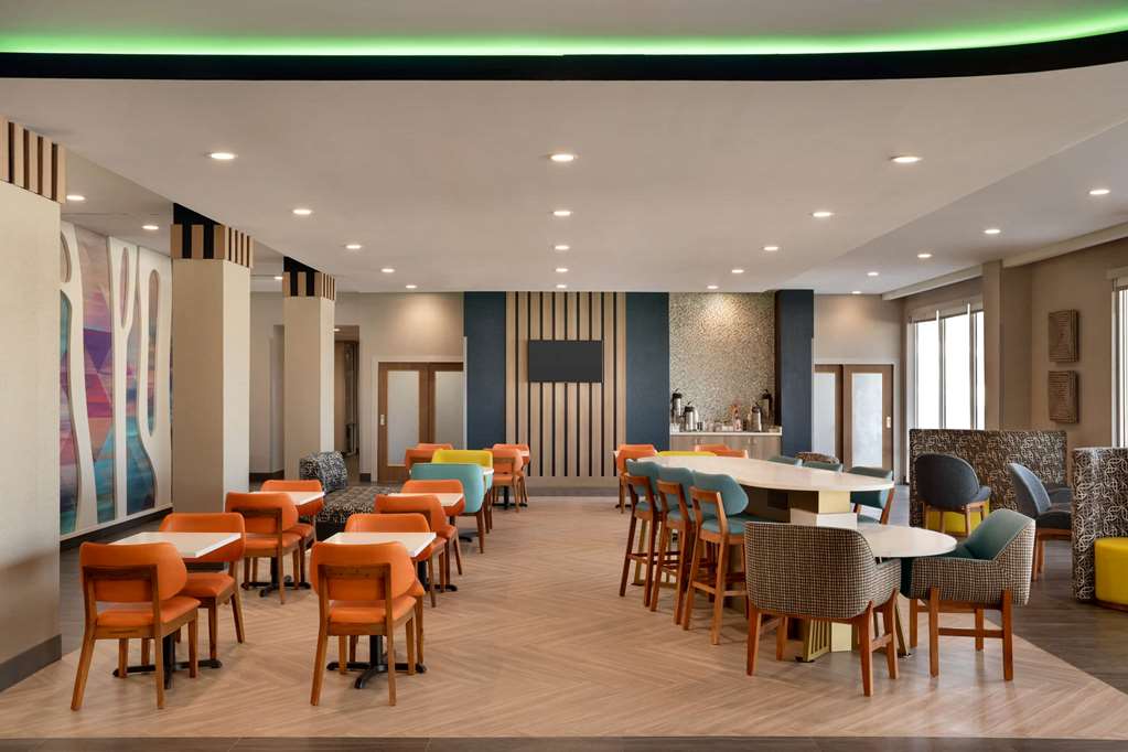 La Quinta Inn & Suites by Wyndham San Antonio Seaworld LAFB - photo 37