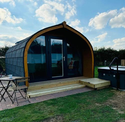 Windmill Glamping Pod with hot tub The Snug