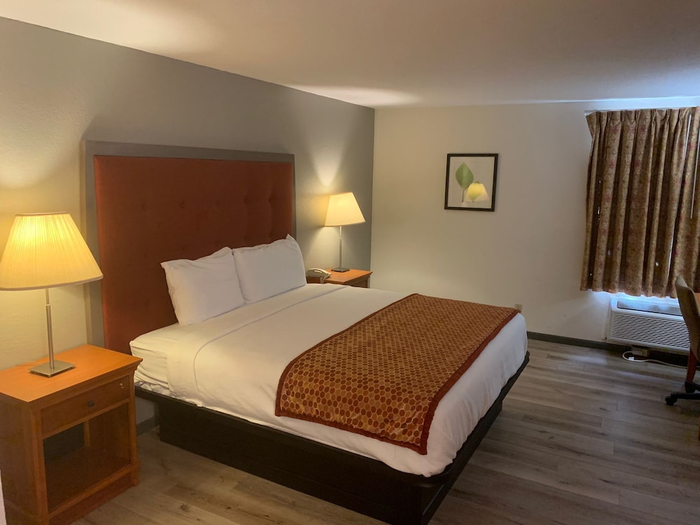 Econo Lodge Inn and Suites Stevens Point WI - photo 8