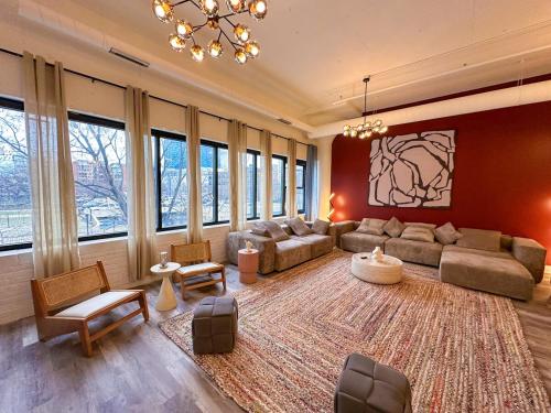 Luxury 6BR Suite with Pool Table Sleeps 12 Perfect for Group Stay Near McCormick Place Grant Park and Soldier Field — 4-Star Luxury Hotel in Chicago, United States