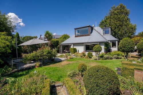 Mountain View Retreat Wanaka Holiday Home — 4-Star Luxury Hotel in Wanaka, New Zealand