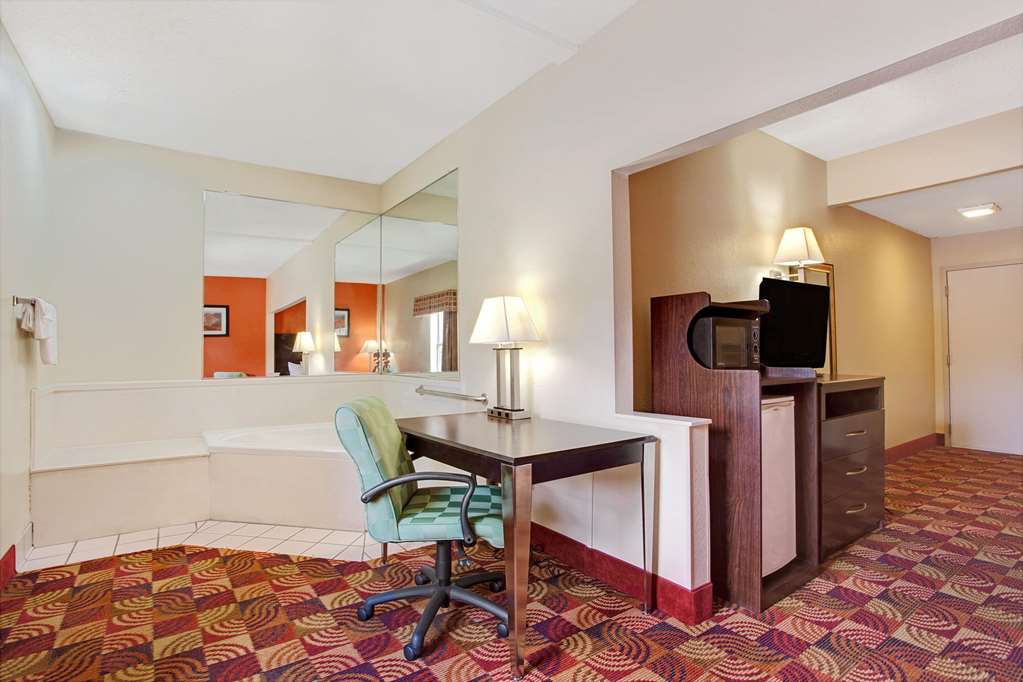 Days Inn & Suites by Wyndham Ridgeland - photo 17