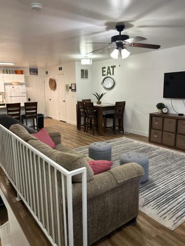 Red Hen Rental 2 bed with 1 FULL bath 1 HALF bath FULL Kitchen — 4-Star Luxury Hotel in Cedar City, United States