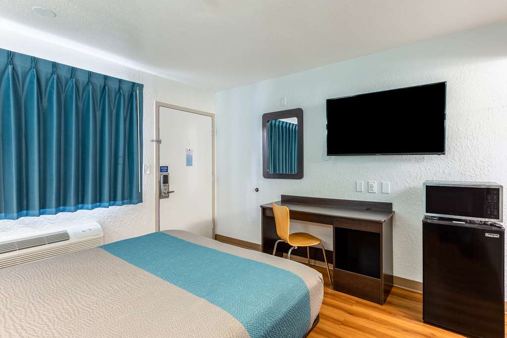 Motel 6 Valdosta GA University - photo 18