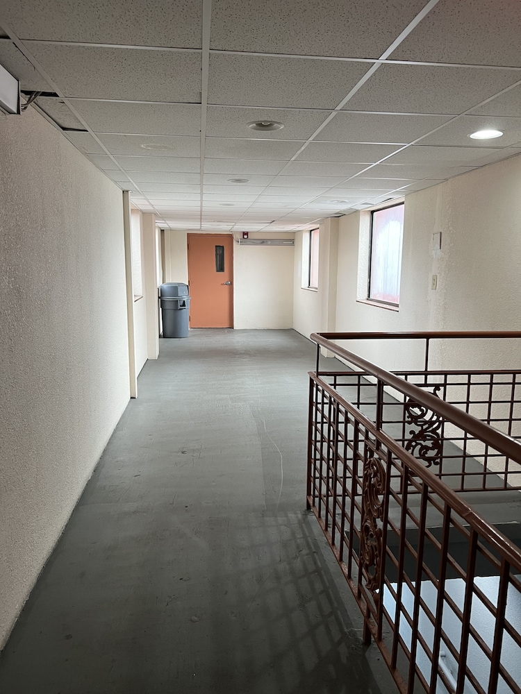 Metro Inn & Suites - photo 20