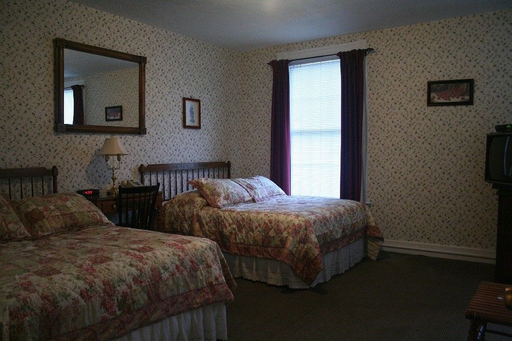 Yankee Pedlar Inn - photo 7