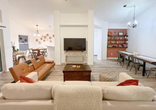 The Sanford Ave House with fully fenced yard — 4-Star Luxury Hotel in Sanford, United States