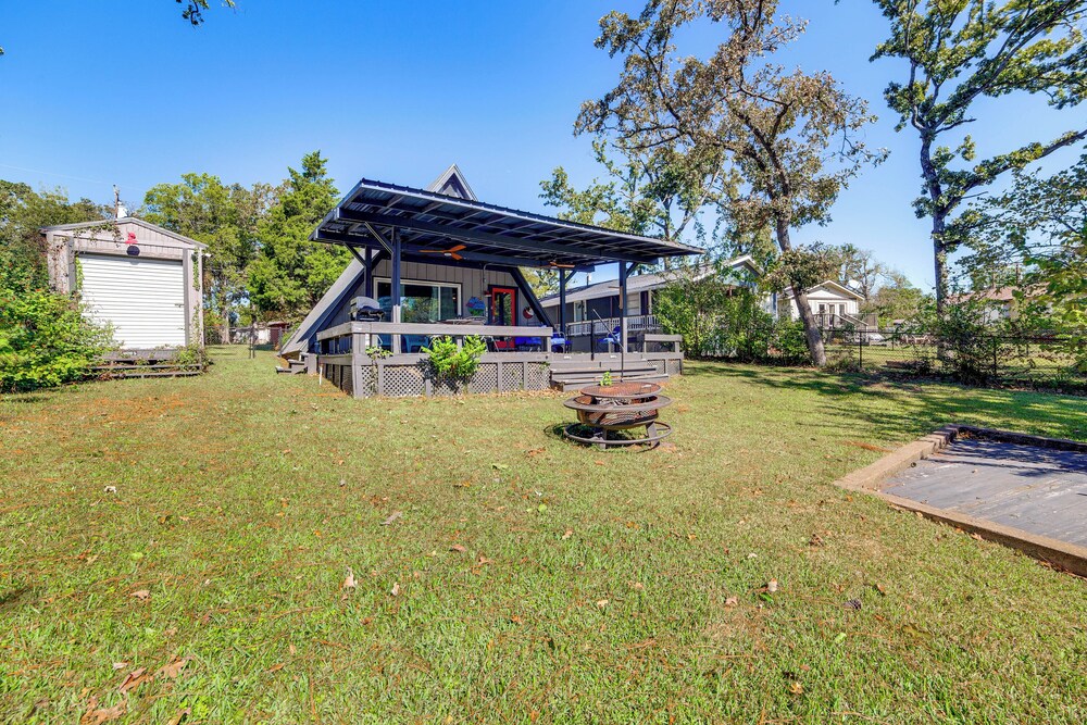 Dock Bar Pet Friendly Cedar Creek Lake A frame — hotel in Kemp