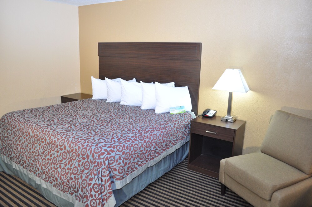 Evergreen Hotel & Suites - photo 10