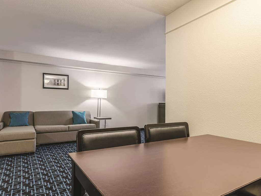 La Quinta Inn & Suites by Wyndham Kansas City Airport - photo 35